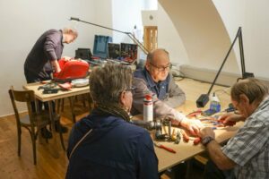 Reparatur von Elektrogeräten beim Reparatur-Café im „12er Haus“ [Fotocredit: KEM Naturpark Pöllauer Tal]