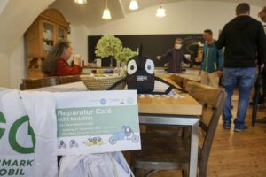 Edgar, das Maskottchen der europäischen Mobilitätswoche, beim Reparatur-Café trifft Mobilität im „12er Haus“ [Fotocredit: KEM Naturpark Pöllauer Tal]