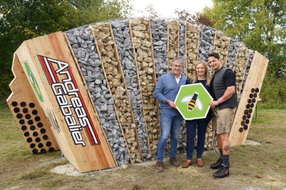 Andreas Gabalier und BeeWild enthüllen Artenschutz-Harmonika